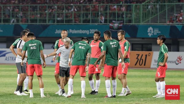 Timnas Indonesia U-23 saat pemanasan jelang pertandingan. (CNN Indonesia/Adhi Wicaksana)