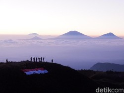 Panorama Saat 1.000 Pendaki Upacara HUT RI di Puncak Gunung Prau