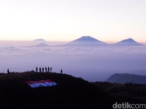 Panorama Saat 1.000 Pendaki Upacara HUT RI di Puncak Gunung Prau Panorama Saat 1.000 Pendaki Upacara HUT RI di Puncak Gunung Prau