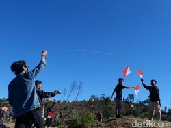 Festival Layang-layang Merah Putih Ramaikan Puncak Gunung Prau