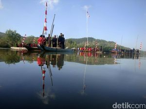Warga Kejawen Bonokeling Upacara Kemerdekaan di Atas Perahu Warga Kejawen Bonokeling Upacara Kemerdekaan di Atas Perahu