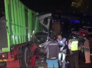 Bus Pariwisata dari Bali Tabrak Truk, 5 Penumpang Luka Parah Bus Pariwisata dari Bali Tabrak Truk, 5 Penumpang Luka Parah