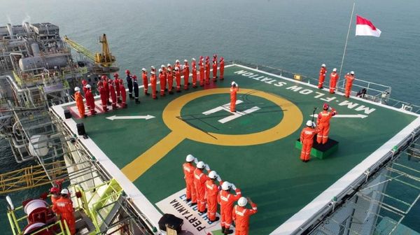 Keren! Begini Potret Upacara 17-an di Tengah Laut Jawa