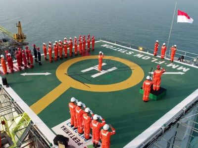 Keren! Begini Potret Upacara 17-an di Tengah Laut Jawa