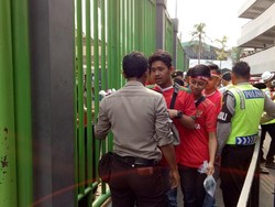 Petugas kepolisian memeriksa suporter sebelum memasuki kawasan Stadion Patriot Chandrabaga di Bekasi kemarin. (Randy Prasatya/detikSport)