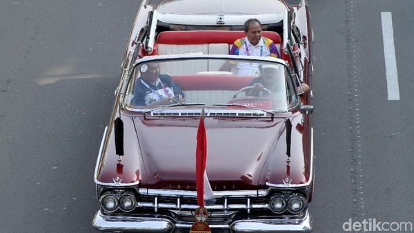 Mobil Jadul hingga Moge Iringi Pawai Obor Asian Games Menuju GBK