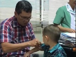 Viral! Bukannya Nangis, Bocah Ini Malah Bingung Lihat Trik Dokter Saat Nyuntik