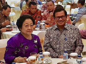 Asyiknya Pramono Anung Saat Makan Duren di Medan dan Garang Asem di Ponorogo