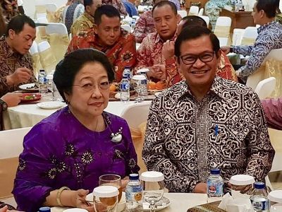 Asyiknya Pramono Anung Saat Makan Duren di Medan dan Garang Asem di Ponorogo