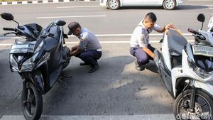 Aksi Petugas Dishub Tertibkan Kendaraan yang Parkir Sembarangan