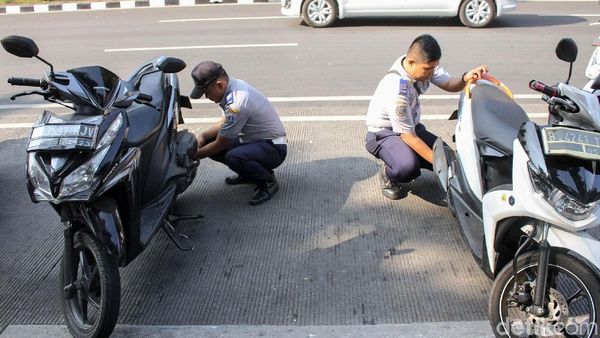 Aksi Petugas Dishub Tertibkan Kendaraan yang Parkir Sembarangan