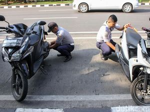 Aksi Petugas Dishub Tertibkan Kendaraan yang Parkir Sembarangan