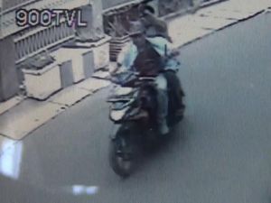 Aksi Perampok Bersenjata Tajam Terekam CCTV