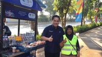 Ini Pose Erick Thohir Jajan di Senayan Jelang Asian Games dan Cicip Durian