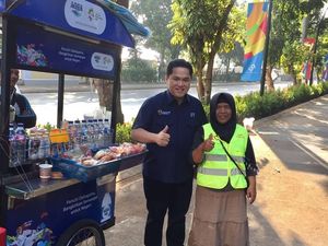 Ini Pose Erick Thohir Jajan di Senayan Jelang Asian Games dan Cicip Durian