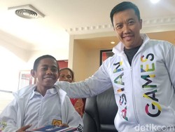 Joni Pemanjat Tiang Sering Diminta Tolong Ibu Ambilkan Asam