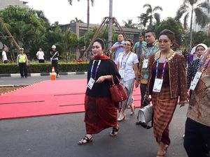 Gaya Kece Mayangsari Nonton Opening Ceremony Asian Games 2018