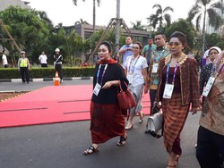 Gaya Kece Mayangsari Nonton Opening Ceremony Asian Games 2018