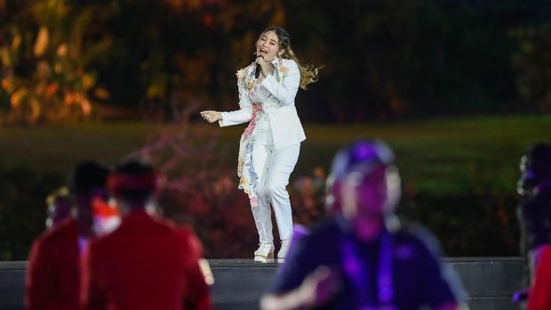Aksi Via Vallen di upacara pembukaan Asian Games 2018.