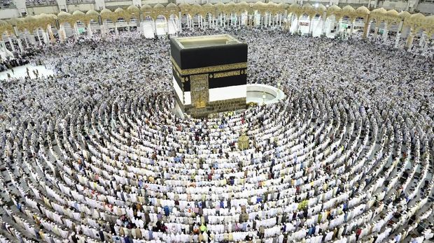 Muslim worshippers perform prayers around the Kaaba, Islam's holiest shrine, at the Grand Mosque in Saudi Arabia's holy city of Mecca on August 15, 2018, prior to the start of the annual Hajj pilgrimage in the holy city.The hajj, expected to draw more than two million pilgrims to Mecca this year, represents a key rite of passage for Muslims and a massive logistical challenge for Saudi authorities, with colossal crowds cramming into relatively small holy sites. / AFP PHOTO / Bandar Al-DANDANI