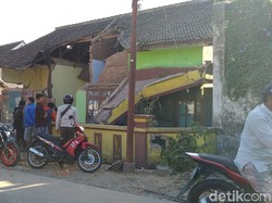 Mobil Seruduk Toko Kelontong di Bondowoso, Sopir Tewas Seketika