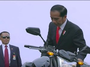 Keren! Jokowi Tunggangi Moge Paspampres