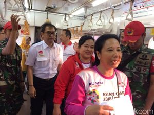 Bikin Kuis di KRL, Rini Bagi-bagi Uang Elektronik