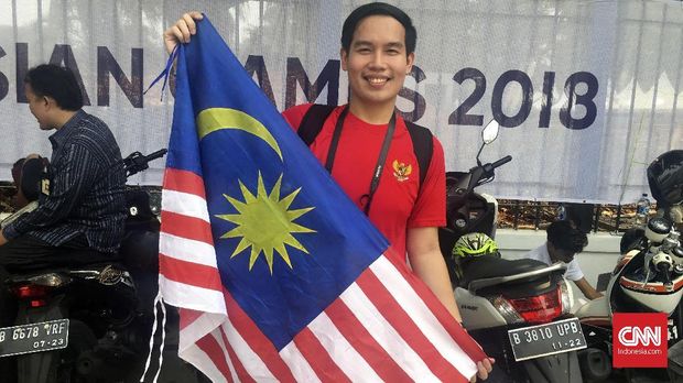 Naindi mengaku tak takut mengenakan baju Timnas Indonesia sambil membawa bendera Malaysia.