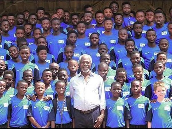 Potret Kenangan Kofi Annan Bareng Anak-anak