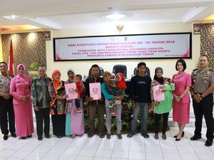 HUT RI, Bhayangkari Tuban Bagikan Akta Lahir Gratis