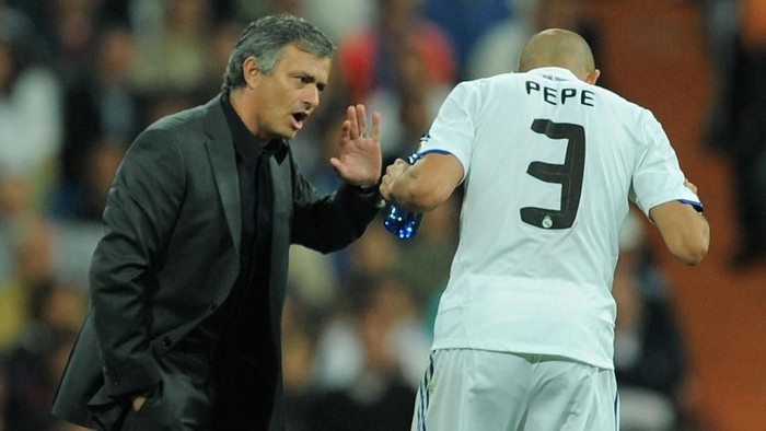 MADRID, SPAIN - APRIL 16: Head coach Jose Mourinho of Real Madrid talks to Pepe of Real Madrid during the La Liga match between Real Madrid and Barcelona at Estadio Santiago Bernabeu on April 16, 2011 in Madrid, Spain. (Photo by Denis Doyle/Getty Ima