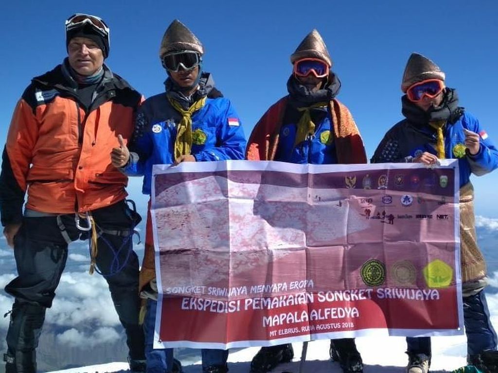 Songket Sriwijaya di Puncak Elbrus Songket Sriwijaya di Puncak Elbrus