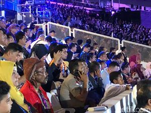 Bocah Joni Serius Tonton Opening Asian Games, Ini Fotonya