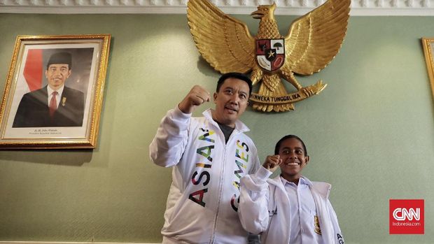 Joni mendapat beasiswa S1 dari PLN.