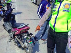 Ada Lagi Nih Motor Pakai Pelat Aneh, Ngatain Kamu Jelek