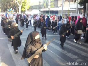 Tak Ada yang Salah dari Pawai TK Bercadar dan Bersenjata Tak Ada yang Salah dari Pawai TK Bercadar dan Bersenjata