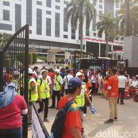 Jelang Gate Dibuka, Penonton Pembukaan Asian Games 2018 Mulai Antre