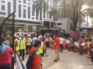 Jelang Gate Dibuka, Penonton Pembukaan Asian Games 2018 Mulai Antre Jelang Gate Dibuka, Penonton Pembukaan Asian Games 2018 Mulai Antre