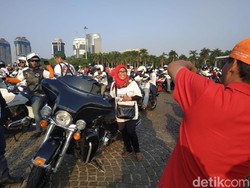 Masyarakat Antusias Lihat Rombongan Moge