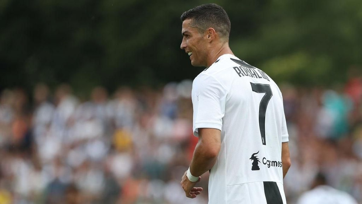 Real Madrid harus secepatnya melupakan Cristiano Ronaldo dan fokus memperbaiki lini depan mereka (Marco Luzzani/Getty Images)