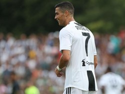 Aksi Cristiano Ronaldo Nyanyi di Atas Kursi