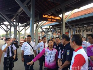 Rini Mau Jalur KRL Jakarta-Bogor Bersih dari Sampah dan Tenda PKL