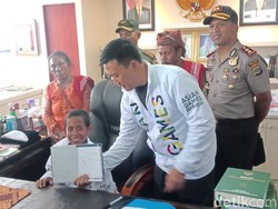 Diajak Keliling Kantor Menpora, Joni Duduki Kursi Imam