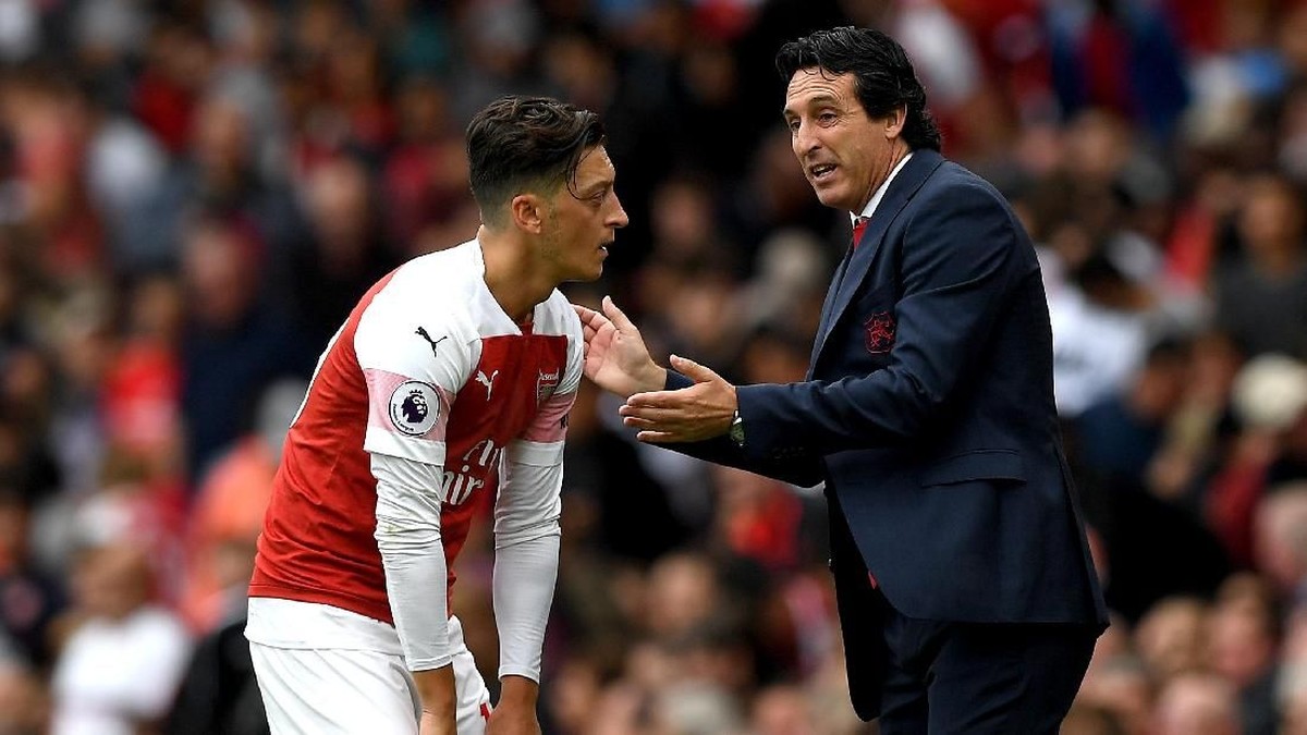 Unai Emery dinilai lebih bernyali ketimbang Arsene Wenger. (Foto: Shaun Botterill/Getty Images)