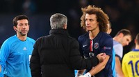 Kembali ke Chelsea pada 2013, Mourinho langsung meminggirkan David Luiz dan mengatakan bahwa si pemain tidak akan dirindukan setelah hengkang ke Paris St. Germain. Luiz kemudian mengejek bos lamanya semusim kemudian setelah PSG menyingkirkan the Blues di Liga Champions. (Foto: Alex Livesey/Getty Images)