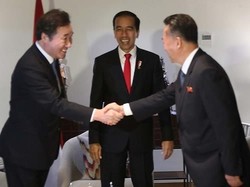 2 Pemimpin Korsel-Korut Salaman di Hadapan Jokowi saat Asian Games