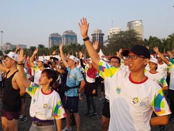 Antusiasme Warga Lihat Pawai Obor Asian Games di Monas