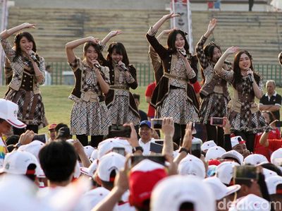 JKT 48 Ramaikan Pawai Obor Asian Games 2018 di Tugu Monas
