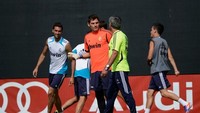 Era Mourinho di Madrid ditandai dengan El Clasico yang selalu panas. Iker Casillas mencoba mendinginkan situasi tersebut demi kebaikan timnas Spanyol. Namun, Mourinho tidak senang sehingga mengasingkan Casillas. (Foto: Kevork Djansezian/Getty Images/AFP)