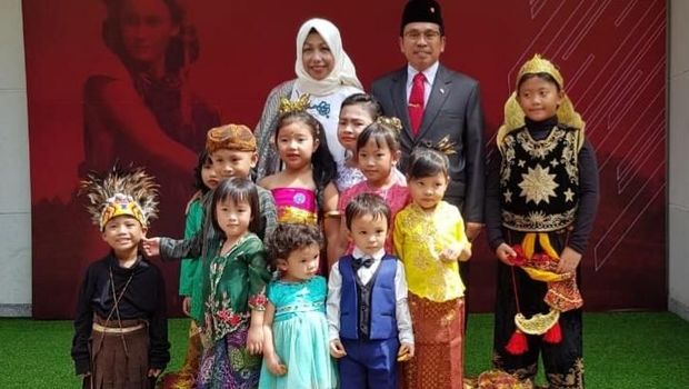 Duta Besar RI untuk Kamboja, Sudirman Haseng bersama anak-anak di Perayaan HUT RI ke-73 di Pnhom Penh, Jumat (17/8).